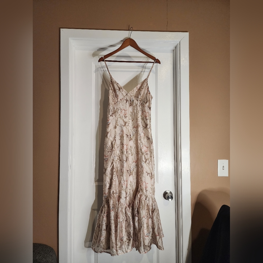 Storia Beige Floral Maxi Dress
